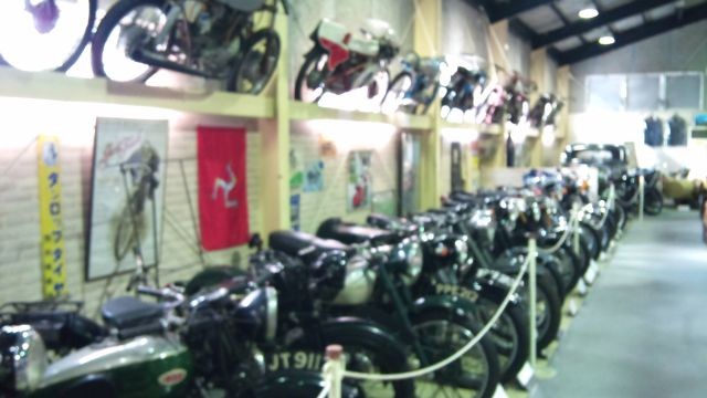 ピンボケでスミマセン。２階には１５０台のバイクが展示されていました。