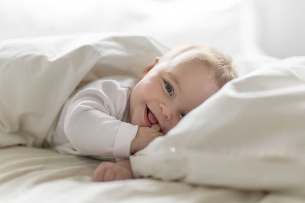 Wie läßt sich ein flacher Hinterkopf bei Babys vermeiden?