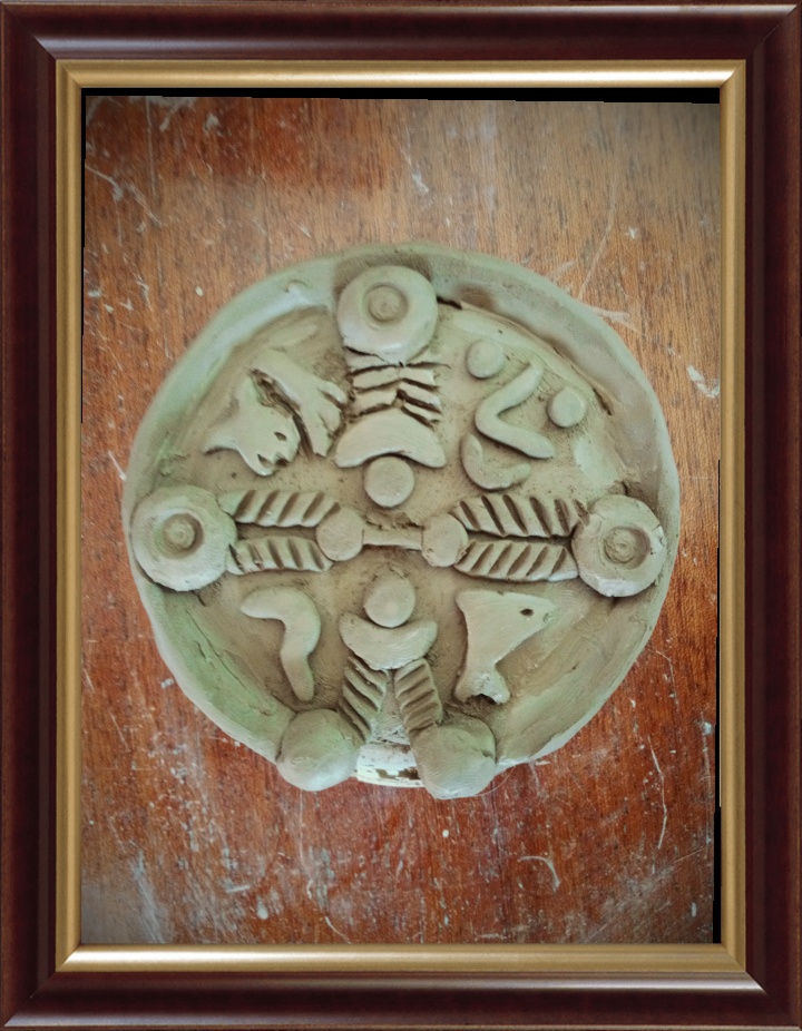 Reconstruction temple gaulois en forme de croix. Argile. The gaulish cross. Constellations serpe/chevelure/visage/dauphin. Soit un thème astral gaulois.