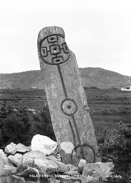 Irlande, encore un menhir avec un "œil", un trou vers le ciel. Là on remarque la parenté des symboles pictes. La fameuse crois aurait pour centre une lumière dans le ciel. Les trois ronds a suivre représenterai des étapes, des choses différentes de base en haut? Le lien entre la terre et le ciel...