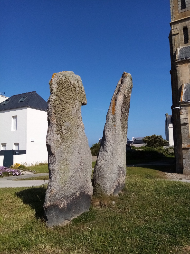 Photo prise sur l'île de sein. On comprend mieux qu'en effet les pierres debouts représentent des portes, des passages (les yeux de l'âme).