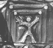 Ça ce doit être Vascos, le palais de l'esprit. C'est la constellation gauloise que l'on retrouve souvent dans la roue de quatre. C'est l'homme arbre, celui qui pousse. Il est aussi representé sous la forme d'un casque à cornes de cerf pour représenter l'arbre. C'est le glyphe du printemps selon moi.