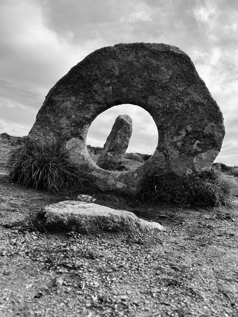 Men-An-Tol. Le cercle est comme un oeil s'ouvrant dans une direction, vers quelque chose montrant le ciel.