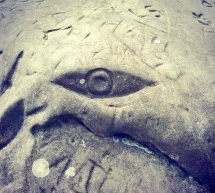 Sur une pierre monumentale on trouve un œil, la porte ronde de l'âme paraît il.