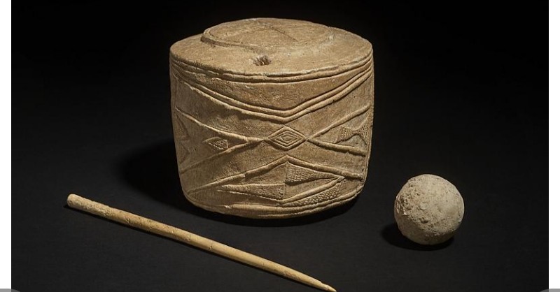 Trouve à Stonehenge, recouvert par une croix et sur le côté un même symbole que n'identifie comme celui des nemetons gaulois, ce pôt semble être une sorte d'encensoir.