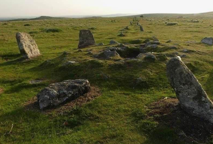 Site de merivalle. Une allée de menhirs alignés mène à un cercle de pierre. Et au centre de trouve ....une citerne, un réservoir d'eau limpide où se reflètent les étoiles....