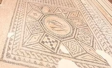 Mosaïque de Megiddo trouvée et cachée il y a 1800 ans. La forme générale est celle de l'arbre gaulois en roue de huit. Elle représente au moins trois symboles purements gaulois.. c'est l'église chrétienne primitive.