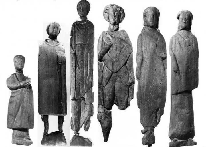 Représentation de druides antiques, les "saints de Chamalières". On peut en déduire facilement le type de vêtements portés par nos ancêtres.