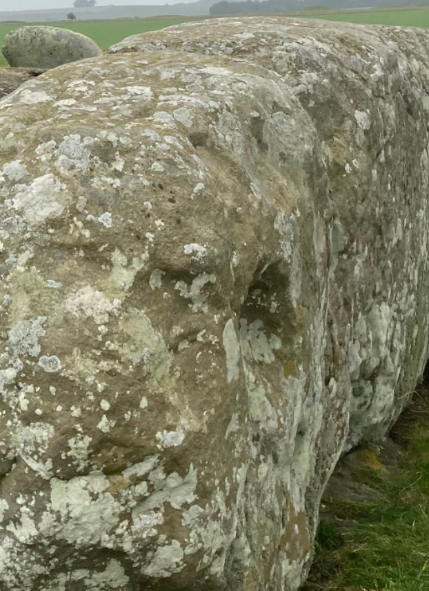 Pierre creusée, Stonehenge. Ces creux indiquent ils une direction ? Comme des yeux?