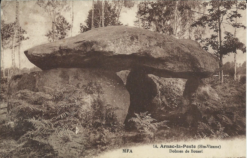 Ici c'est toujours la forme de dôme (nuit), ce dolmen est soutenu par 5 pierres énormes (un type de menhir servant à soutenir la voûte sombre de la nuit des druides), en plus la construction comporte 40 cupules (qui seraient des "yeux"?).