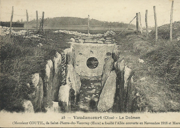 Une allée couverte située dans l'Oise. Vous voyez la porte en rond, ces allées couvertes, ressemblantes au dolmens vraiment, ont servi de lieu de culte dans leurs intérieurs. Les pierres plates n'ont jamais servi à des sacrifices fantasmés par les chrétiens.