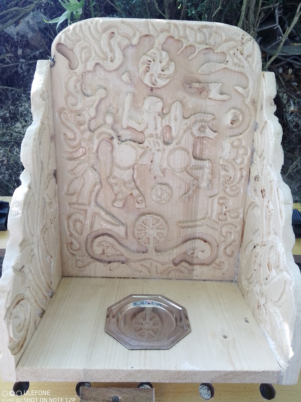 Druide gaulois. Une tablette à offrandes. Nous n'adorons pas d'idoles mais l'esprit de certaines choses en particulier. Ces tablettes peuvent être dédiés à n'importe quelle divinité gauloise, l'écriture est dans la position des symboles et des chiffres. Ici "le grand cavalier", l'esprit des conquêtes.