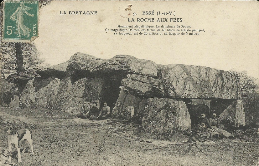 L'allée couverte dite de "la.roche aux fées" est intéressante a étudier. D'abord et comme les dolmens d'Espagne pyrénéens la relation avec le féminin sacré apparaît. Je me suis rendu sur les lieux et j'ai pu constater que l'endroit se prêtait admirablement aux réunions et festivités a cause de la place en vue tout autour. Et bien sûr c'est le rapport avec les portes qui est présent encore.