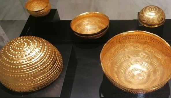 Type de décoration retrouvée sur les récipients, casques et Torc cérémonielles druidiques. (Villena)
