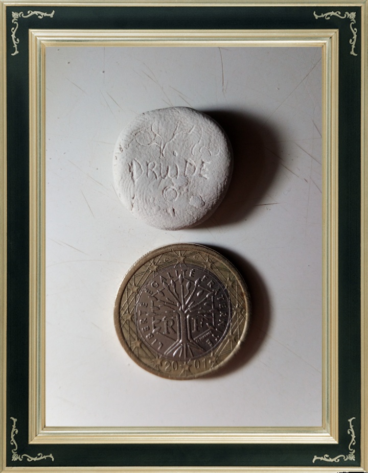 Avec un peu d'expérience, on peut atteindre le même niveau de détail qu'une pièce de monnaie, ceci sur de l'argile à porcelaine. Il existe un émail transparent qui préservera tous les détails après cuisson.