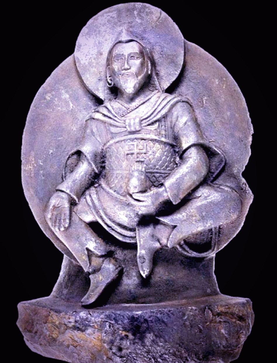 Trouvée par les nazis au Tibet, cette statuette d'un kernunos évolutif reprend sa position , son sac de graines, et la torc transformée en boucle d'oreille à droite. La fameuse croix de vie apparaît sur nos monnaies..