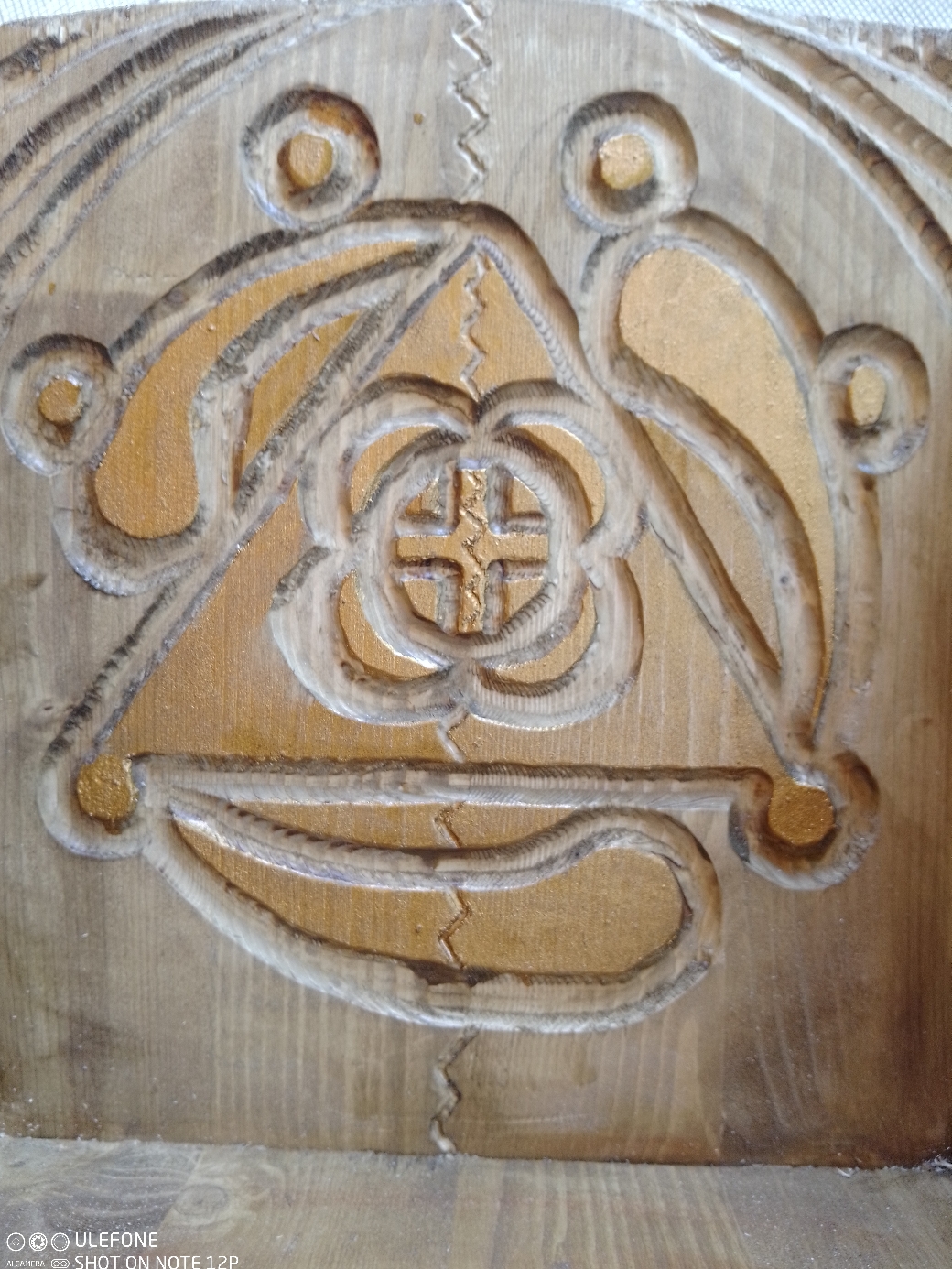 Type de motif appartenant à la cosmogonie gauloise. Ces tablettes peuvent se vendre selon leur degré de travail, peinture ou naturel, vernis ou pas, complication du motif, degré de finition, il faut compter une fourchette de prix allant de 30 à 150€ si le bois est précieux.