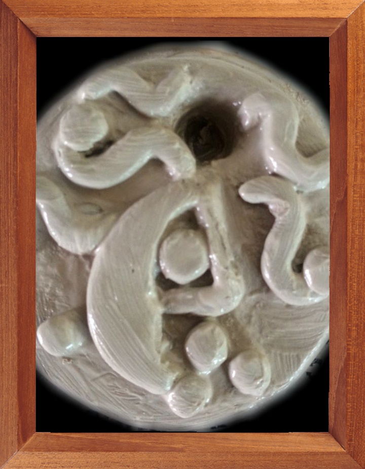Porcelaine, argile blanche, très plastique, élastique, réagit vite à l'excédent d'eau. Ci-dessus une pièce encore unique. La lune avec son oeil (Oxouna) et les nuages qui lui servent de chevelure au milieu des étoiles. Avec le séchage, une première cuisson et l'application d'émaux basses températures cela devrait être très beau.