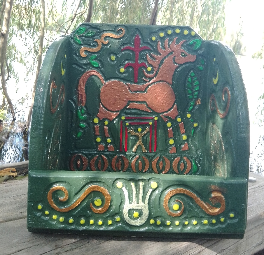 Article 5. Tablette à offrande druidique, art gaulois. À la recherche de couleurs adéquats, c'est vraiment une superbe tablette à offrandes. Constellation de la lyre, la grande jument galope dans les étoiles, protégeant un personnage en forme d'arbre qui pousse. Vernis ce sera très jolie. 85€ c'est donné pour de l'artisanat d'art.