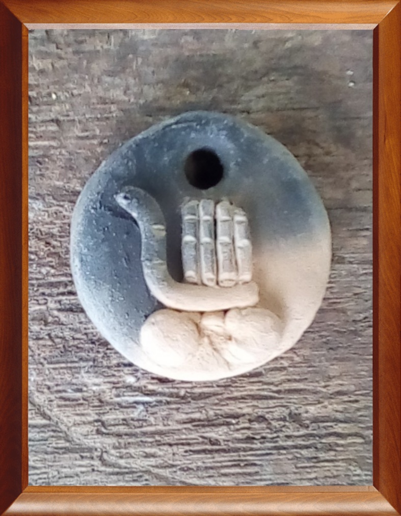 Main en forme de lyre, art gaulois. Pour la pré-cuisson au feu avant émaillage, les couleurs sont un bon indicateur de l'état de la poterie de faïence, rouge-orangé c'est cuit, noir c'est pas encore ça. C'est avec ce genre de pièces que vous pourrez créer vos premiers moules.