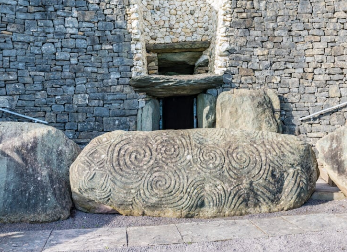 C'est le site le plus ancien en Europe en terme de construction, pour ce que l'on en sait, il avoisinerait 7000 ans Aujourd'hui. Les symboles devant en forme de spirales ressemblent au trisquel et aux formes de Gavrinis. Ce sont des dessins de nuages, c'est la porte du ciel, de la religion ancienne, apparemment.