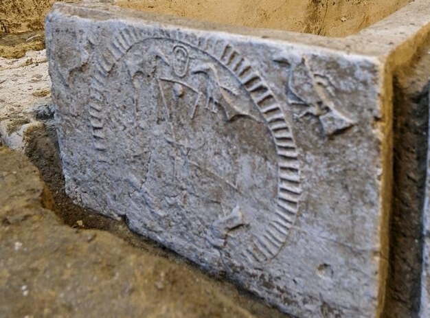 Motifs sur sarcophages à st Denis, symbolisme hautement druidique, ces fameux druides qui construisent la chrétienté. Il n'y a aucun doutes possible sur l'origine des dessins. C'est la philosophie du temps et de l'éternité. Le type d'oiseau mortuaire (Gundestrup), le cercle calendaire, la forme géométrique centrale (monnaies)...et vous saurez peut être que des éléments sont désormais cachés au public. On retrouve dans la statuaire en relief gauloise un dieu aux deux corbeaux équipé d'une vouge et d'un bâton noueux, un chien à sa droite.... c'est Ésus.