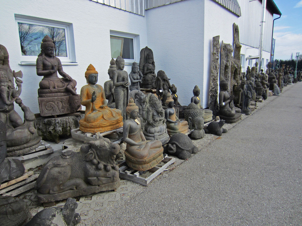 unglaubliche Auswahl an Steinbuddhas