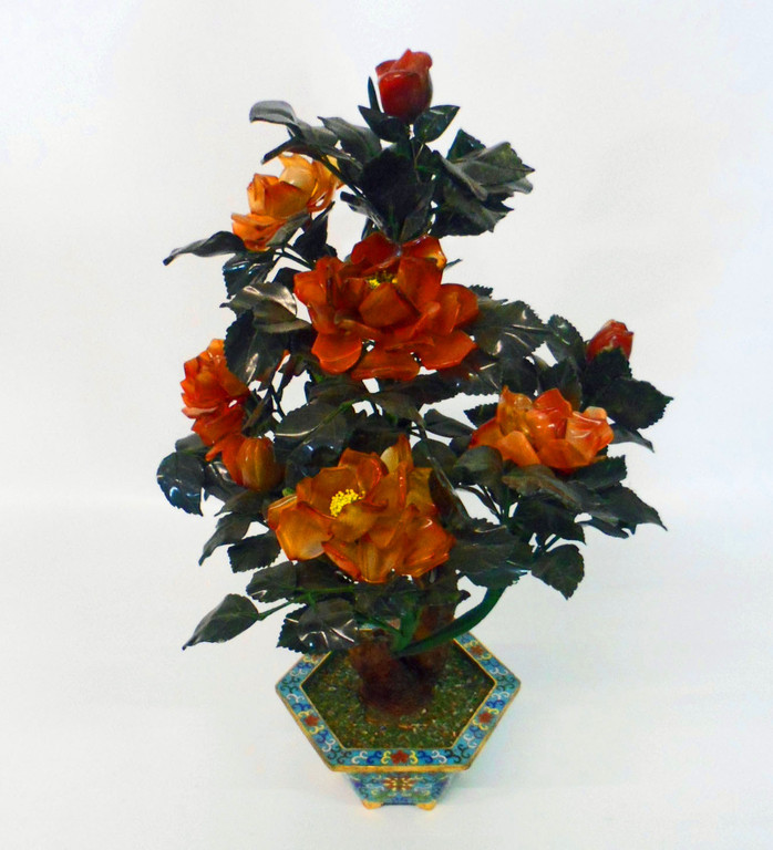 Stilvoller Cloisonné-Baum mit Jadeapplikationen. Die Blüten des Baumes bestehen aus Jadestein. Der Blumensockel ist an einigen Stellen 24-Karat vergoldet. Bei diesem Unikat ist besonders die aufwendige Handarbeit bei der Herstellung hervorzuheben.