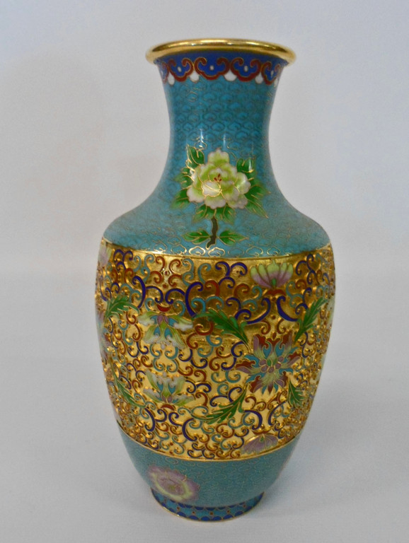 Kleine blaue Cloisonné-Vase mit 24-Karat vergoldetem Muster im Mittelbereich. Die Vase wurde in feinster Handarbeit angefertigt.