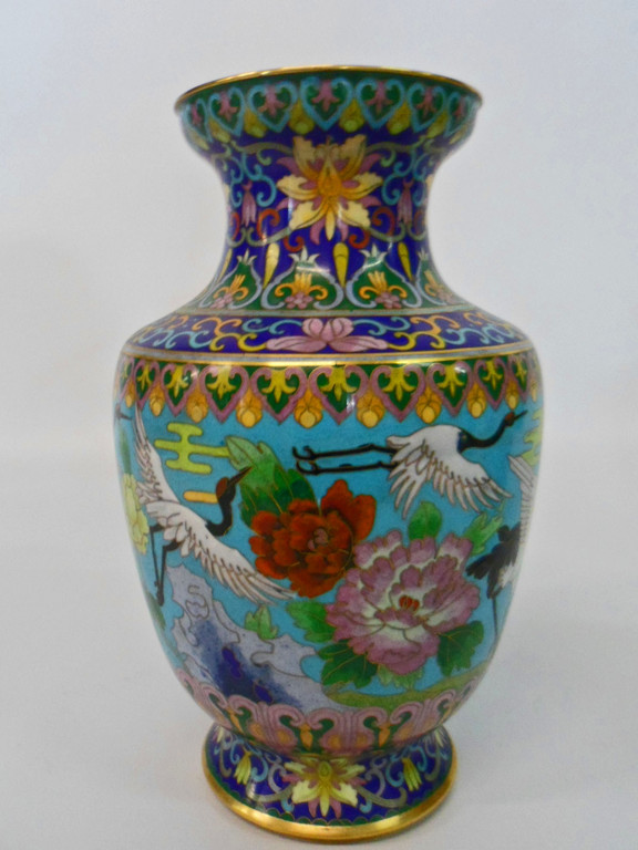 Kleine blaue Cloisonné-Vase mit floralem Muster und fliegenden Vögeln. Dieses Unikat wurde in feinster Handarbeit hergestellt.