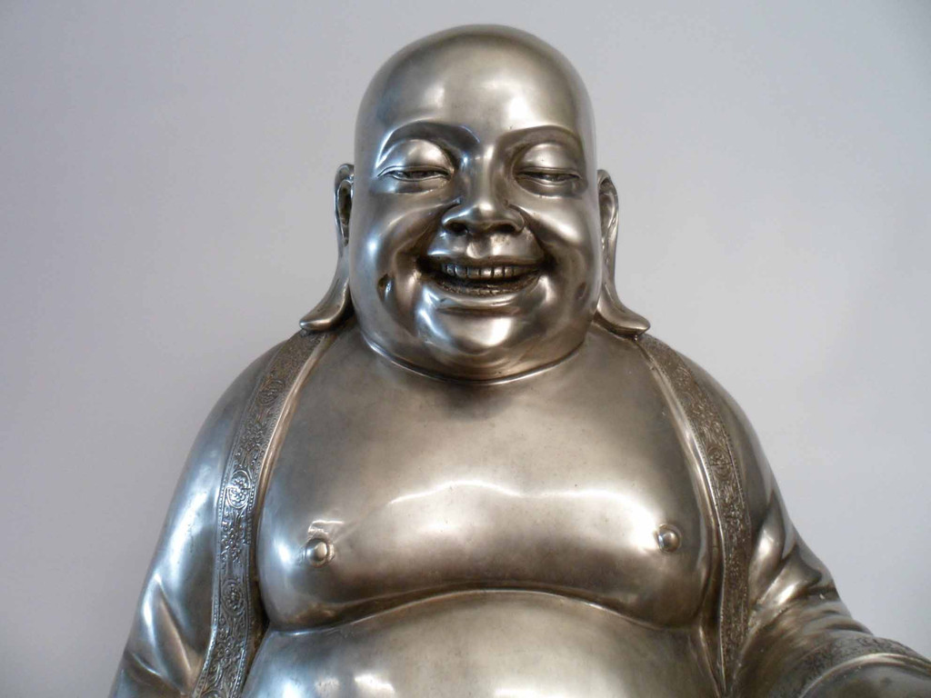 wunderschöner sitzender Hotai-Buddha aus Bronze.  In seiner linken Hand hält er eine Mala (Gebetskette).