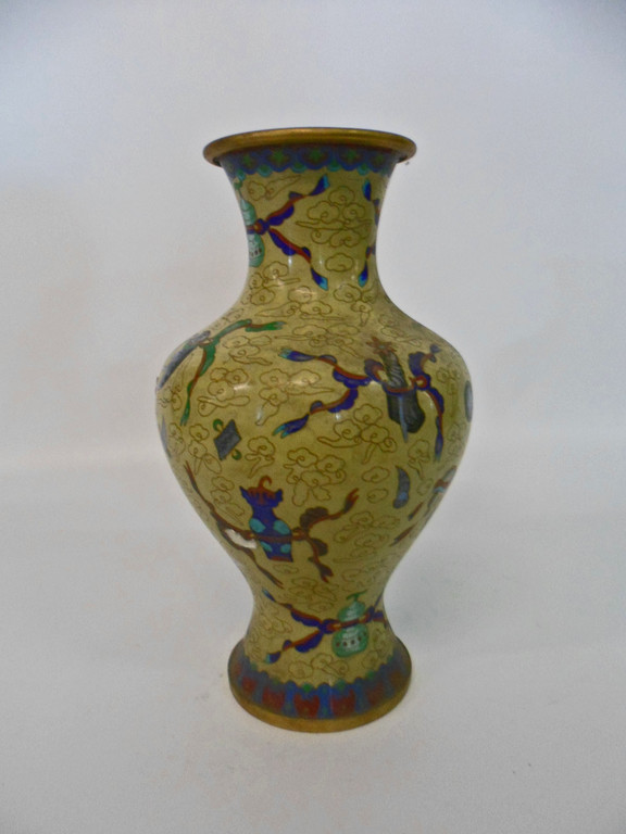 ﻿﻿Kleine gelbe Cloisonné-Vase. Dieses Unikat wurde in feinster Handarbeit hergestellt.