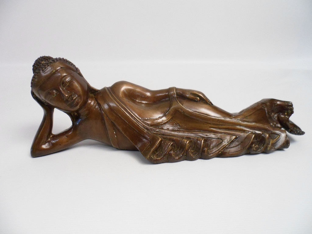 Kleiner liegender Bronze-Buddha aus Thailand.