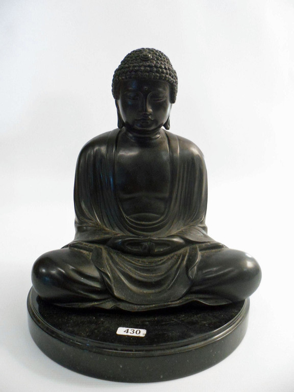 Kleiner japanischer Kamakura-Buddha aus Bronze, schwarz patiniert. Der Buddha ist auf einem Marmorsockel befestigt. 