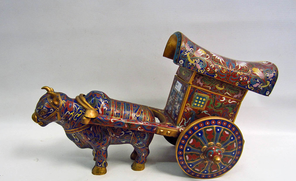 Antiker Büffel (Ochse) mit Kutsche aus Cloisonne. Dieses Kunstwerk besteht aus 3 Teilen. Die bunten Farbelemente sind handbemalt und verleihen der Figur eine einzigartige Optik.  