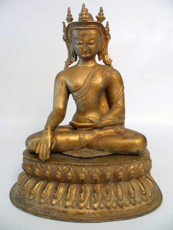 Sitzende Buddhastatue, lackvergoldet auf abnehmbarem Sockel.    Hierbei handelt es sich um einen Buddha aus Japan.