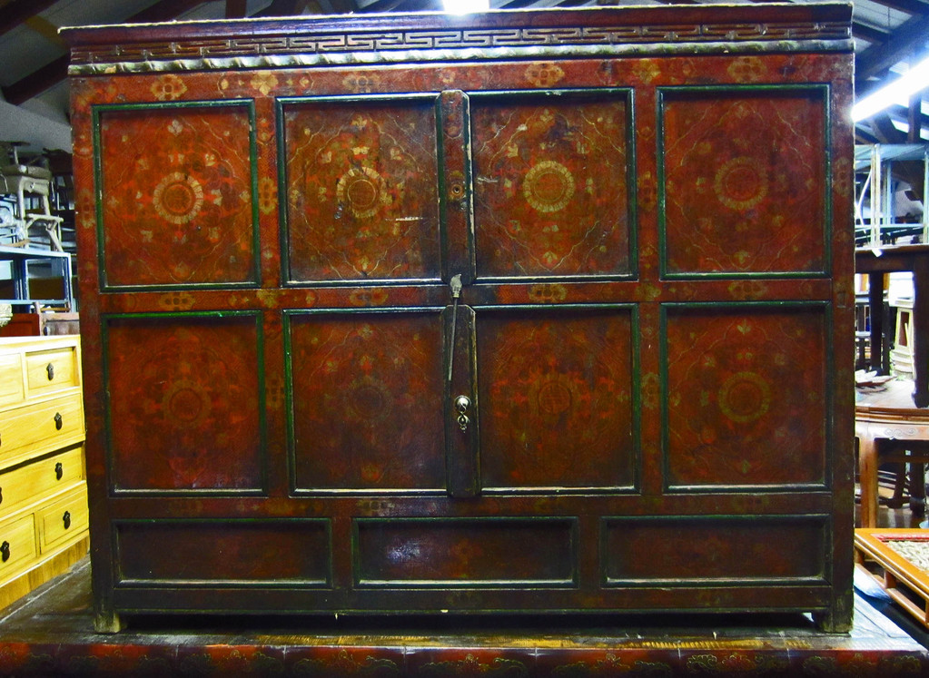 Alter tibetischer Holzschrank (ca. 19 Jahrhundert). Dieser antike Schrank enthält typische Tibet-Muster. 
