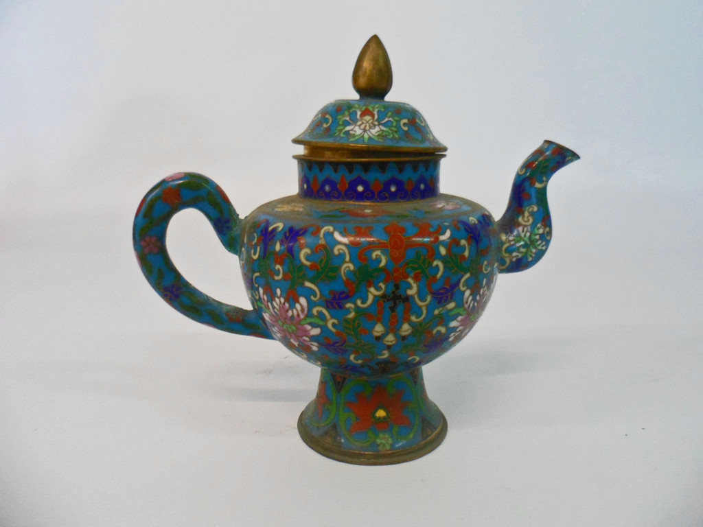 Kleine blaue Cloisonné-Teekanne mit floralem Muster. Dieses Antik-Finish-Peking-Unikat wurde in feinster Handarbeit hergestellt und besitzt eine 24-Karat-Vergoldung. Der Deckel hängt aufgrund seiner antiken Beschaffenheit leicht über. 