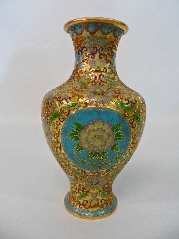 Kleine Goldstaub-Cloisonné-Vase mit rot-blauem fMuster, blauen Farbflächen und exotischen Blumen. Die Vase wurde in feinster Handarbeit angefertigt und ist 24-Karat vergoldet. 