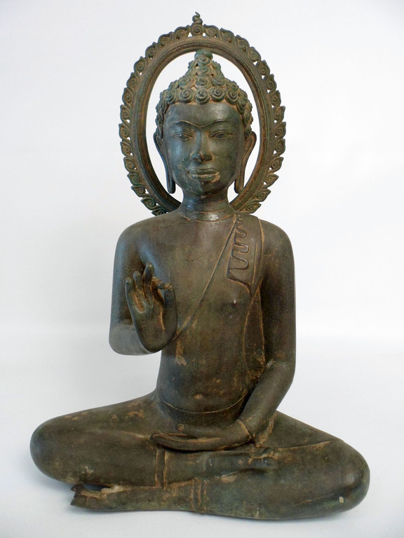 Sitzende Buddhastatue, grün patiniert mit abnehmbarer Kreole.   Hierbei handelt es sich um einen Buddha aus Kambodscha. 