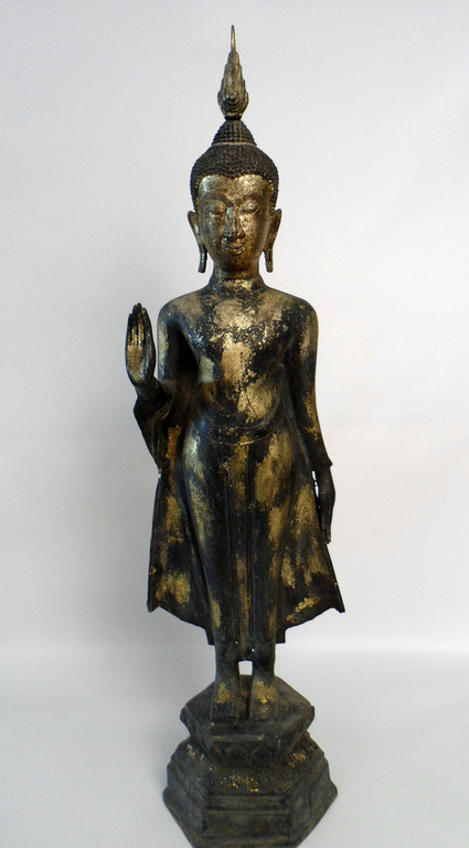 Bildschöne stehende Buddhastatue aus Bronze, schwarz patiniert mit goldlack-Schimmer.   Hierbei handelt es sich um ein Unikat.   Die Spitze (Ushnisha) des Buddha ist abnehmbar.