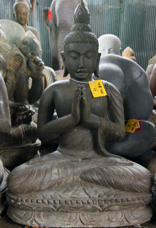 Vulkanstein-Buddha mit geschliffener Brust- und Gesichtspartie. Der Buddha sitzt auf einem buddhistisch typischen Sockel und überzeugt durch seine äußerst filligraneVerarbeitung.