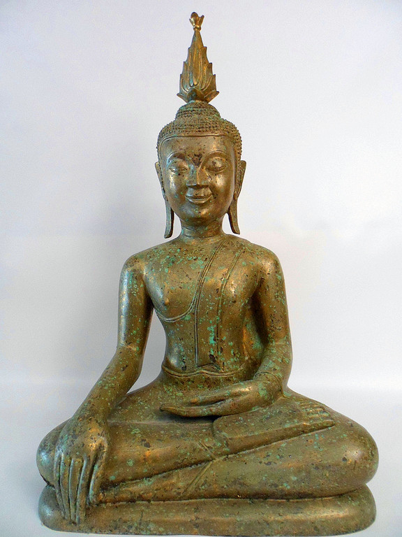  Bildschöne Bronzefigur eines sitzenden Shakyamuni-Buddhas mit spitzer Aureole (Ushnisha). Dieses Einzelstück ist lackvergoldet und besitzt eine Antik-Patina. 