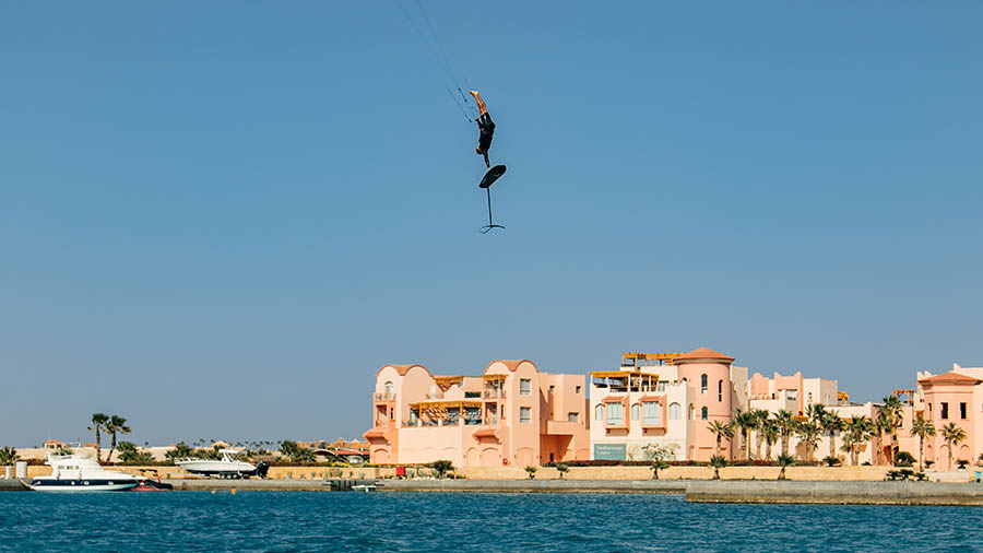 Pro Kitefoiler Florian Gruber Sprung mit Kitefoil