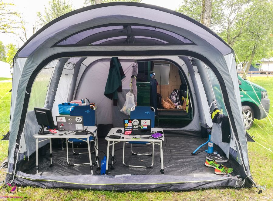 Mobiles Büro Arbeiten im VW Bus mit Vorzelt Lifetravellerz Blog