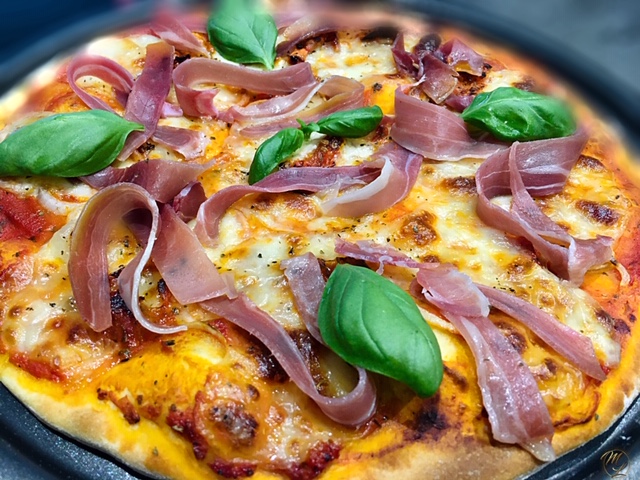Pizza aux tomates confites, jambon de Bayonne et basilic #féculent