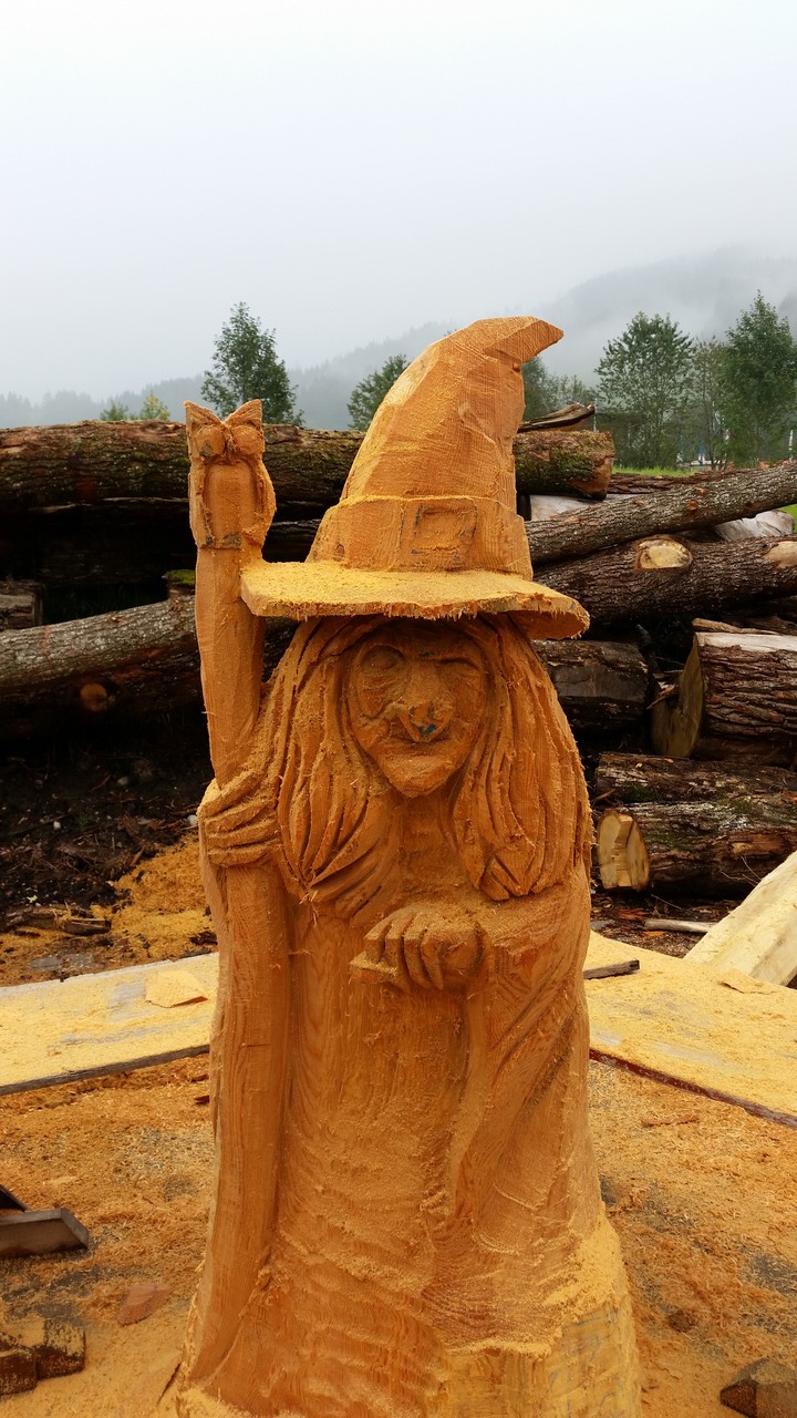 Hexe - Schnitzen mit der Kettensäge - Allgäu-Carving by Martina Gast