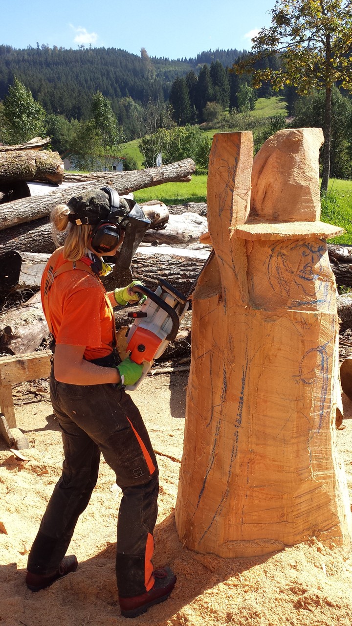 Hexe - Schnitzen mit der Kettensäge - Allgäu-Carving by Martina Gast