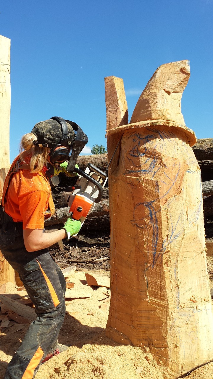 Hexe - Schnitzen mit der Kettensäge - Allgäu-Carving by Martina Gast