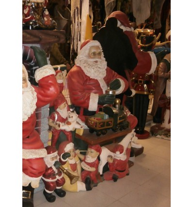 Logra una decoración temática navideña única con esta réplica de Santa Claus